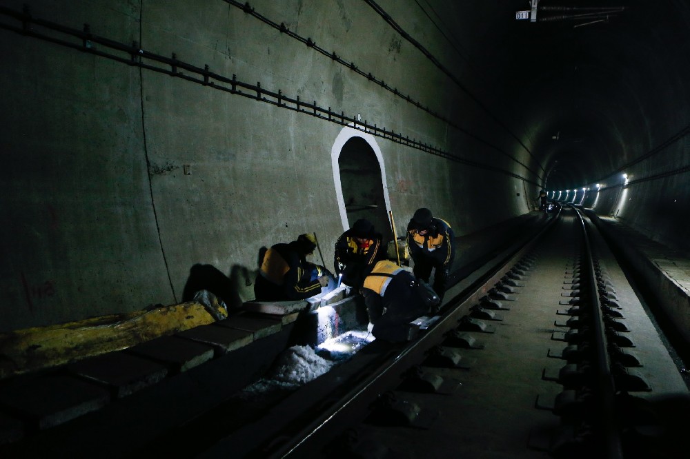 长白铁路运营隧道病害现状